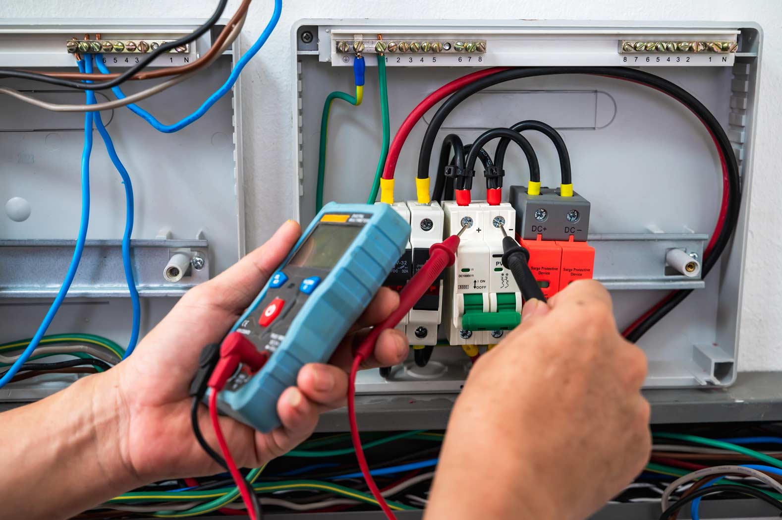 Unsere Elektriker und Monteure kümmern sich um den Kabelsalat Ihrer Photovoltaikanlage.